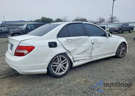 2013 Mercedes-Benz C 250 z USA, uszkodzony, nr VIN WDDGF4HB8DG103602